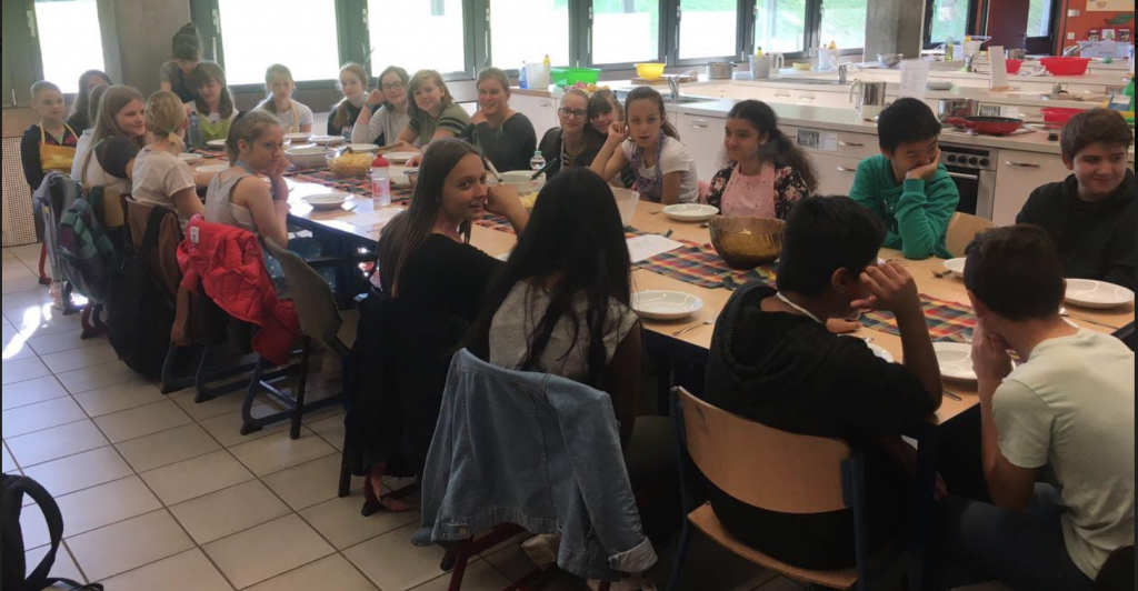 Gemeinsames Essen im Fach AES