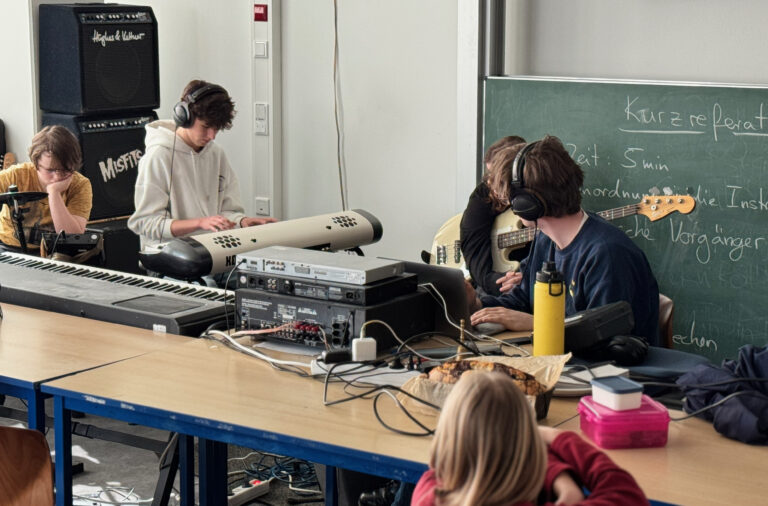 Aufnahmestudio statt Klassenzimmer: Unsere Schulband nimmt am Wettbewerb „Songs“ teil!