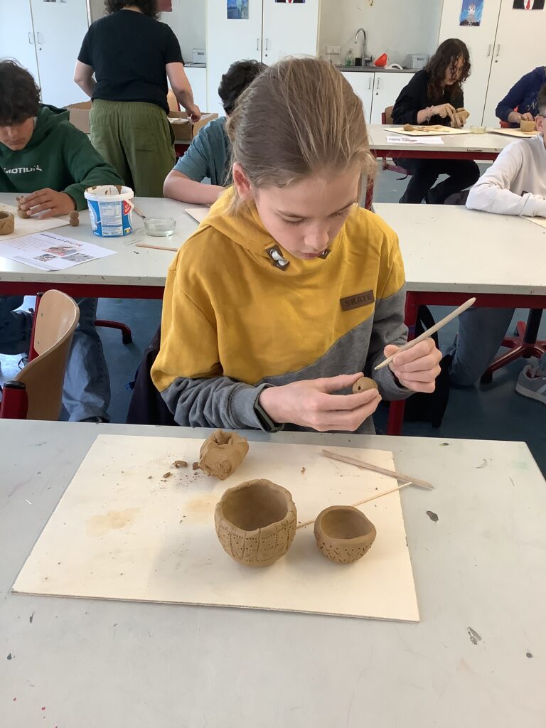 Kunstprojekt der Klasse 6c: Kreatives Arbeiten mit Ton